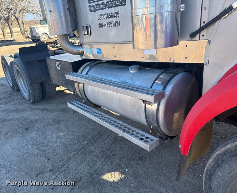 image for item DX3942 1998 Western Star 4964F semi truck