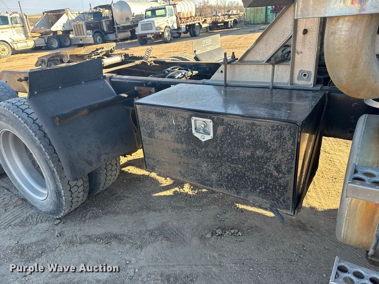 image for item DX3942 1998 Western Star 4964F semi truck