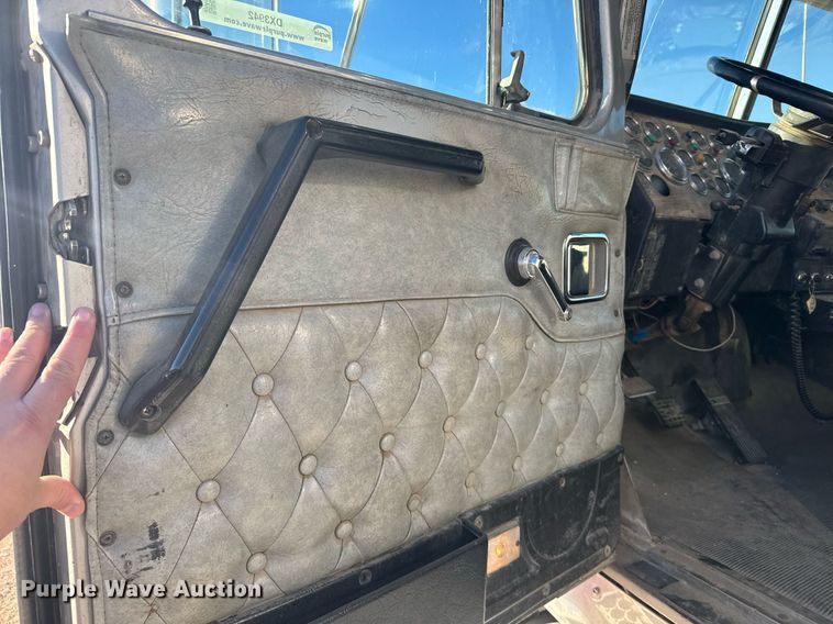 image for item DX3942 1998 Western Star 4964F semi truck