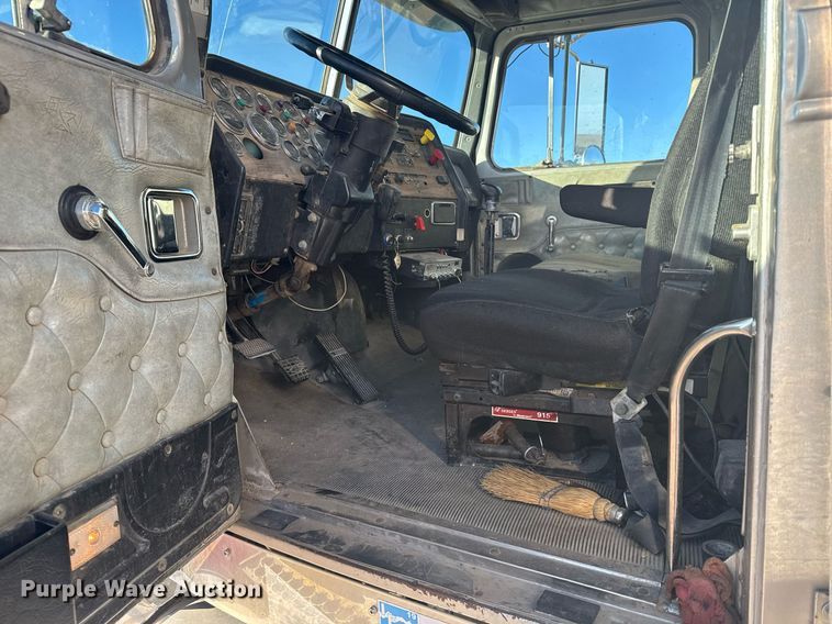 image for item DX3942 1998 Western Star 4964F semi truck