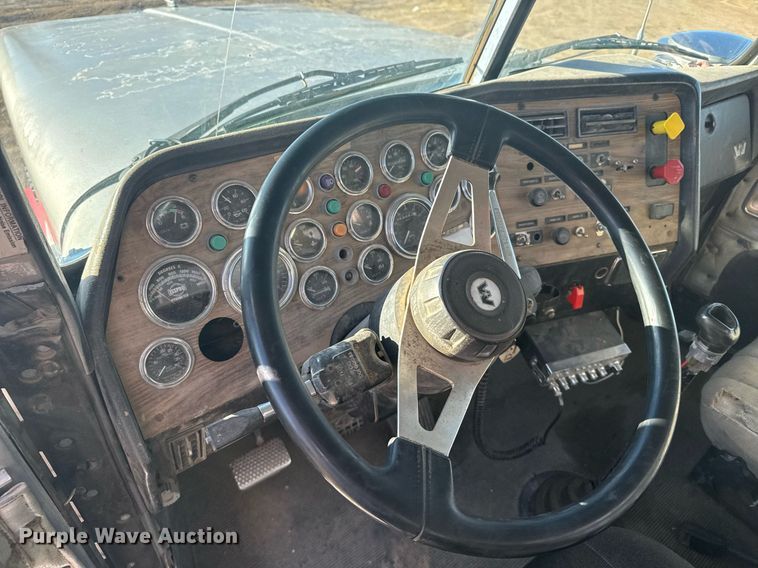 image for item DX3942 1998 Western Star 4964F semi truck