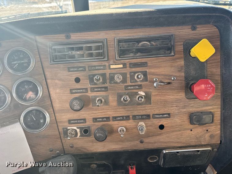 image for item DX3942 1998 Western Star 4964F semi truck