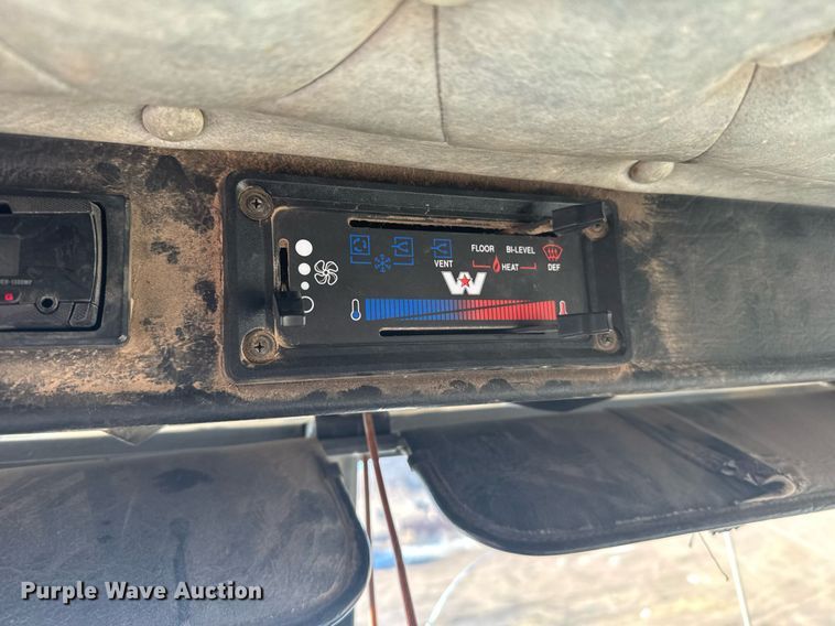 image for item DX3942 1998 Western Star 4964F semi truck