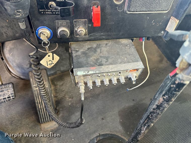 image for item DX3942 1998 Western Star 4964F semi truck