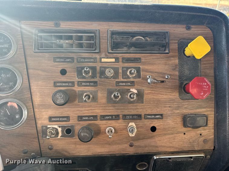 image for item DX3942 1998 Western Star 4964F semi truck