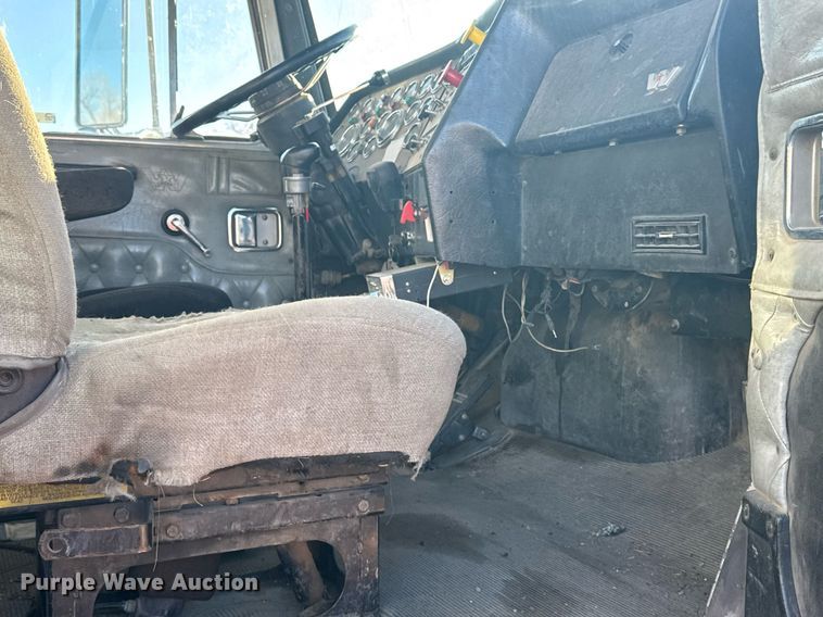 image for item DX3942 1998 Western Star 4964F semi truck