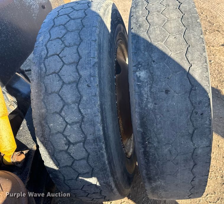 image for item DX3942 1998 Western Star 4964F semi truck