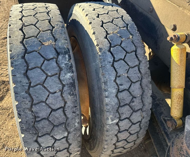 image for item DX3942 1998 Western Star 4964F semi truck