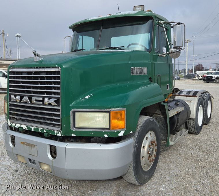 image for item EE7950 1992 Mack CH613 semi truck
