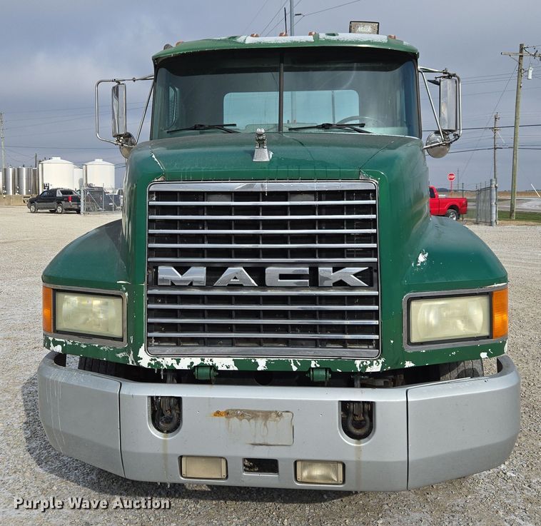 image for item EE7950 1992 Mack CH613 semi truck