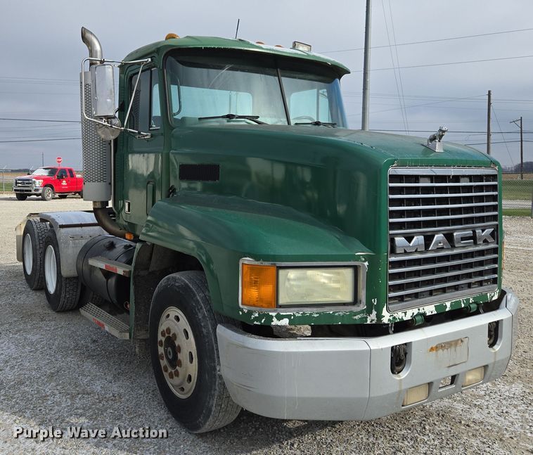 image for item EE7950 1992 Mack CH613 semi truck