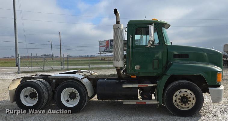 image for item EE7950 1992 Mack CH613 semi truck