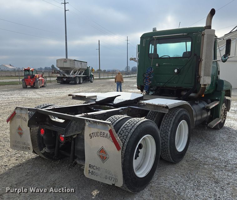 image for item EE7950 1992 Mack CH613 semi truck