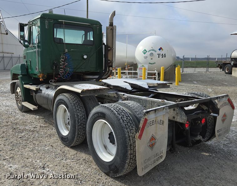 image for item EE7950 1992 Mack CH613 semi truck