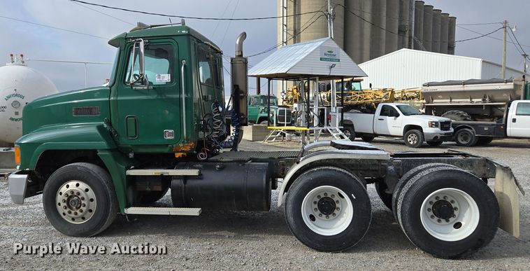 image for item EE7950 1992 Mack CH613 semi truck