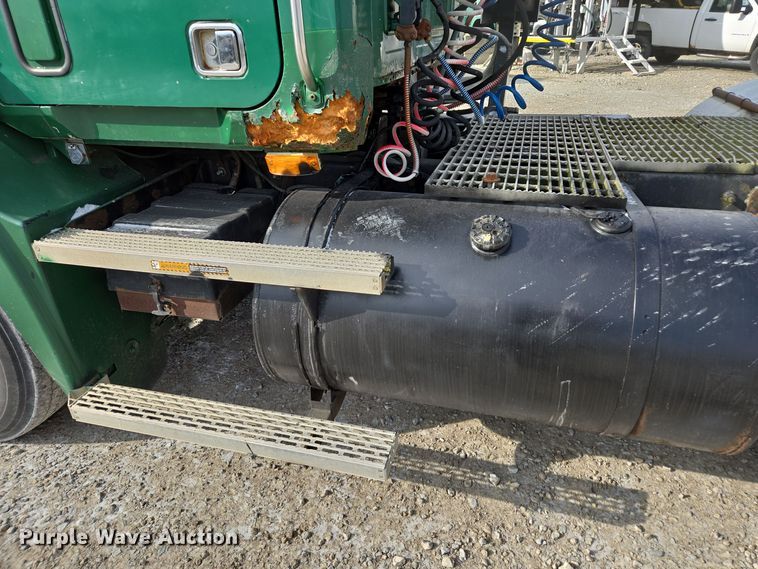 image for item EE7950 1992 Mack CH613 semi truck