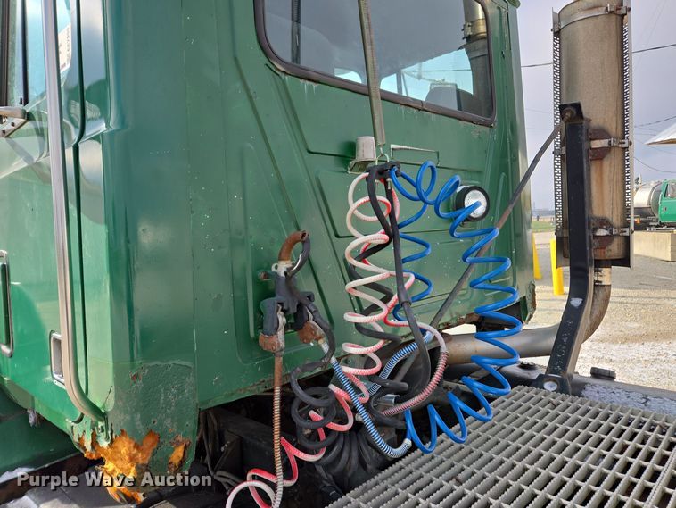 image for item EE7950 1992 Mack CH613 semi truck