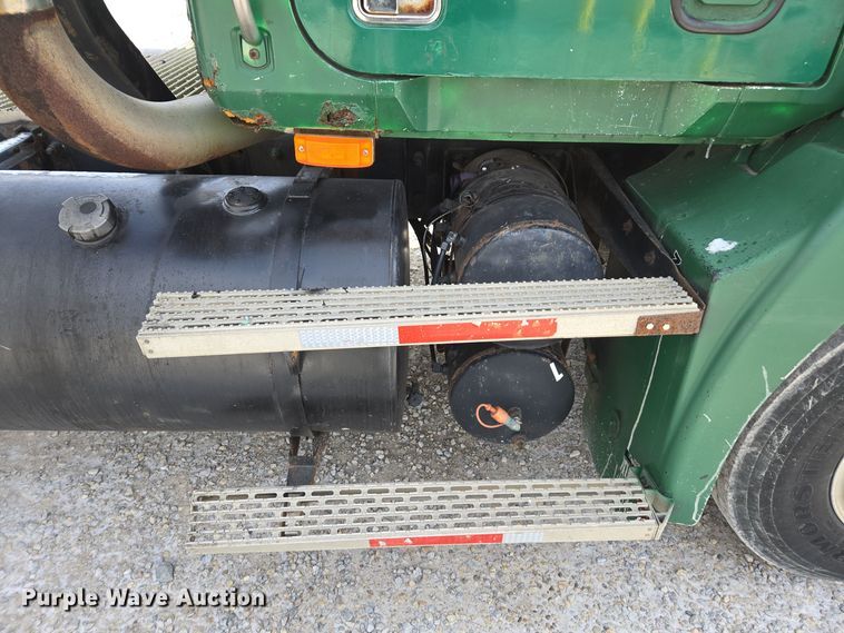 image for item EE7950 1992 Mack CH613 semi truck