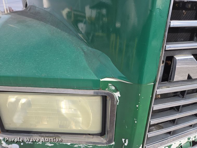 image for item EE7950 1992 Mack CH613 semi truck