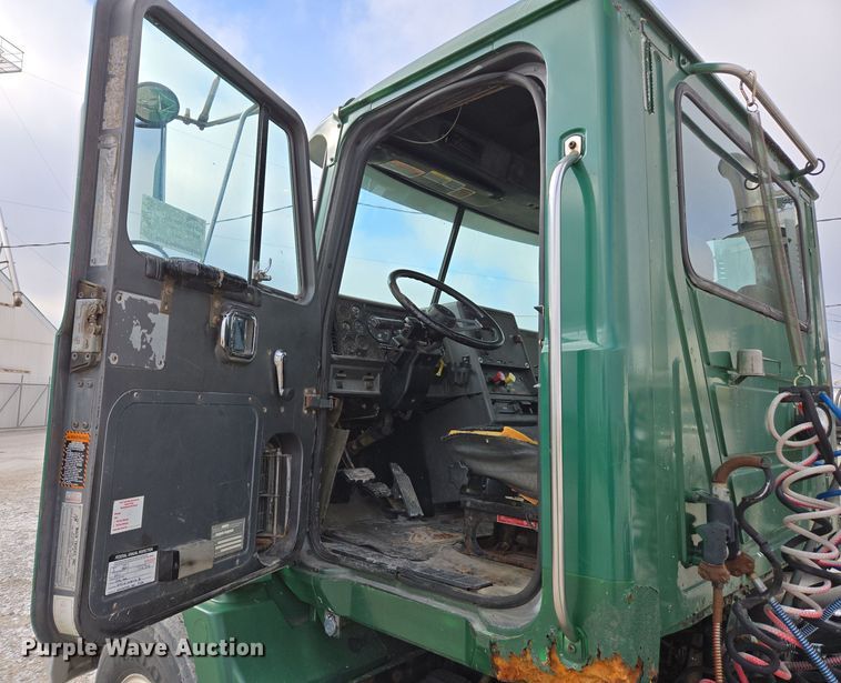 image for item EE7950 1992 Mack CH613 semi truck