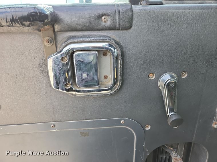 image for item EE7950 1992 Mack CH613 semi truck