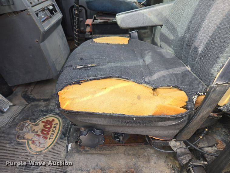 image for item EE7950 1992 Mack CH613 semi truck