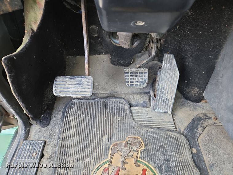 image for item EE7950 1992 Mack CH613 semi truck