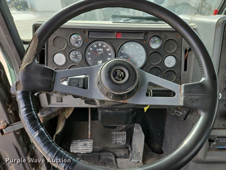 image for item EE7950 1992 Mack CH613 semi truck