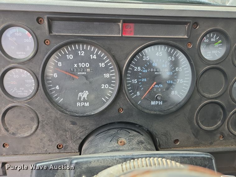 image for item EE7950 1992 Mack CH613 semi truck