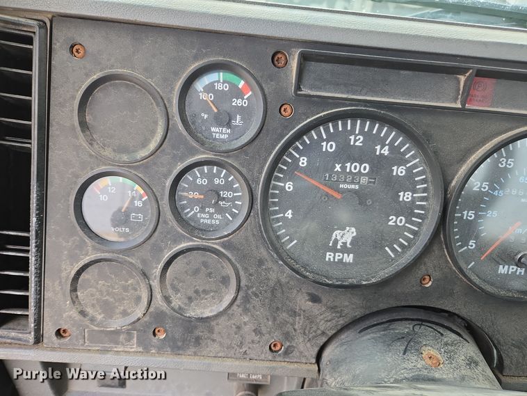 image for item EE7950 1992 Mack CH613 semi truck