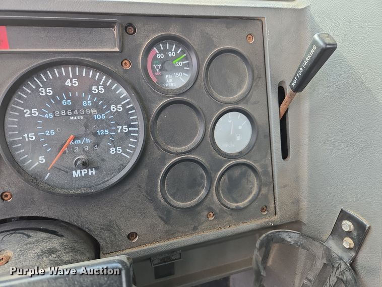 image for item EE7950 1992 Mack CH613 semi truck