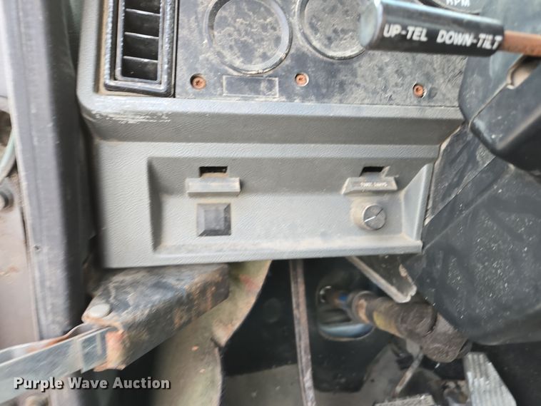 image for item EE7950 1992 Mack CH613 semi truck