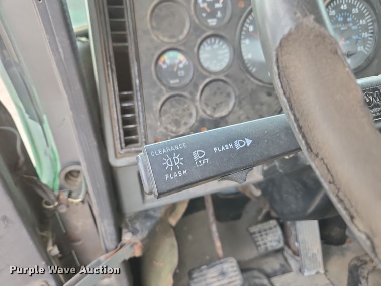 image for item EE7950 1992 Mack CH613 semi truck