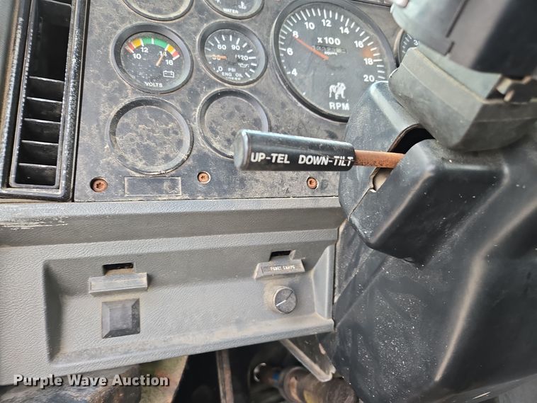 image for item EE7950 1992 Mack CH613 semi truck