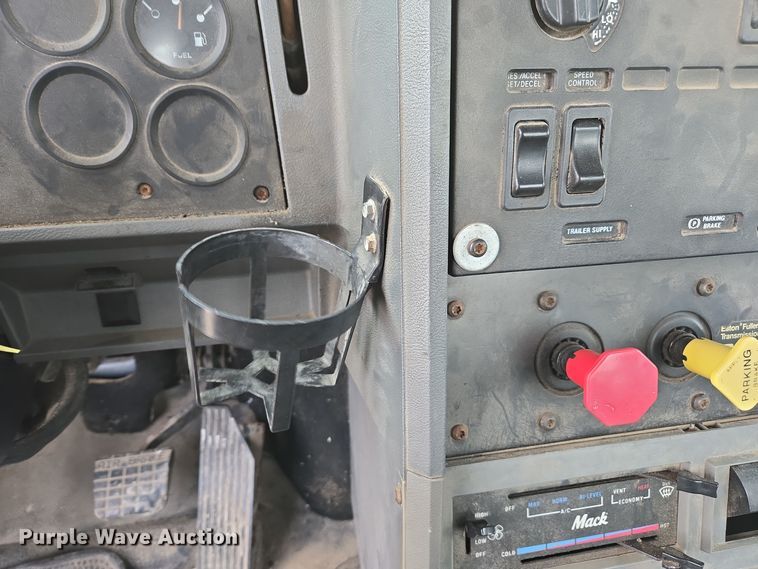 image for item EE7950 1992 Mack CH613 semi truck