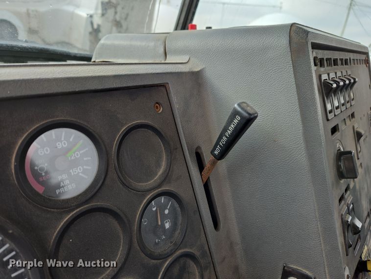 image for item EE7950 1992 Mack CH613 semi truck