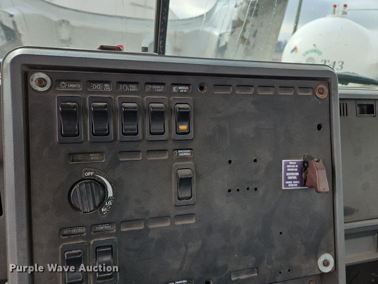 image for item EE7950 1992 Mack CH613 semi truck