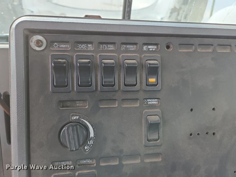 image for item EE7950 1992 Mack CH613 semi truck