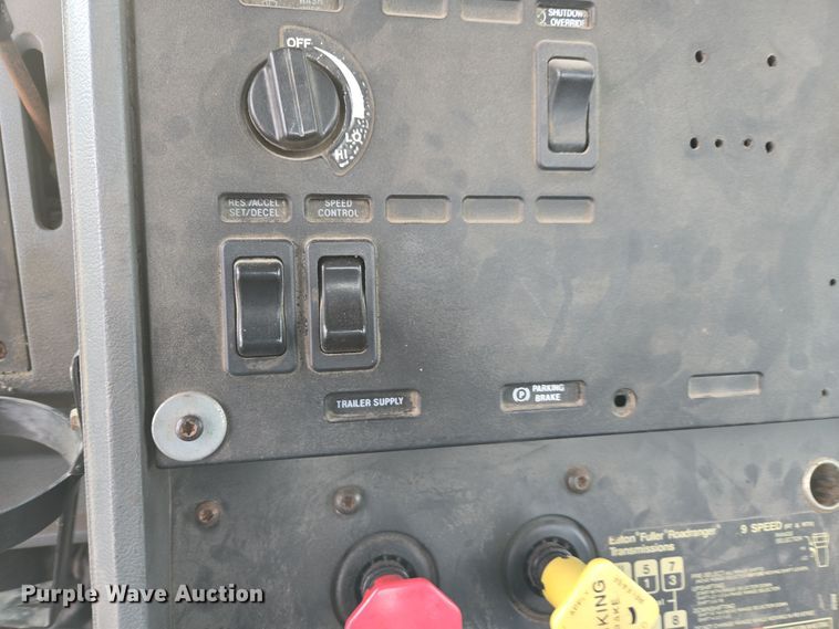 image for item EE7950 1992 Mack CH613 semi truck