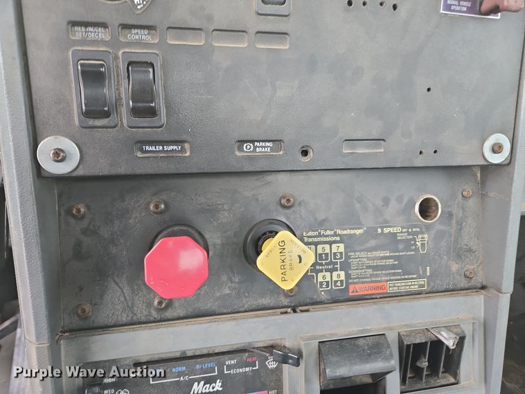 image for item EE7950 1992 Mack CH613 semi truck