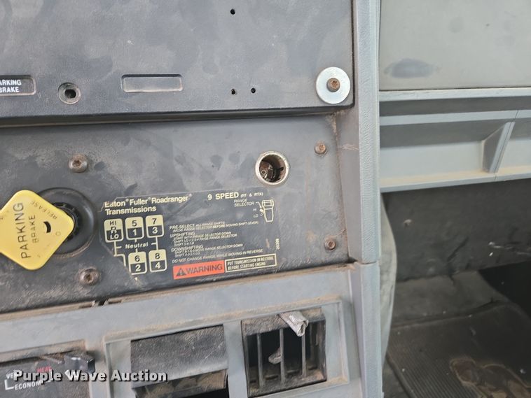 image for item EE7950 1992 Mack CH613 semi truck