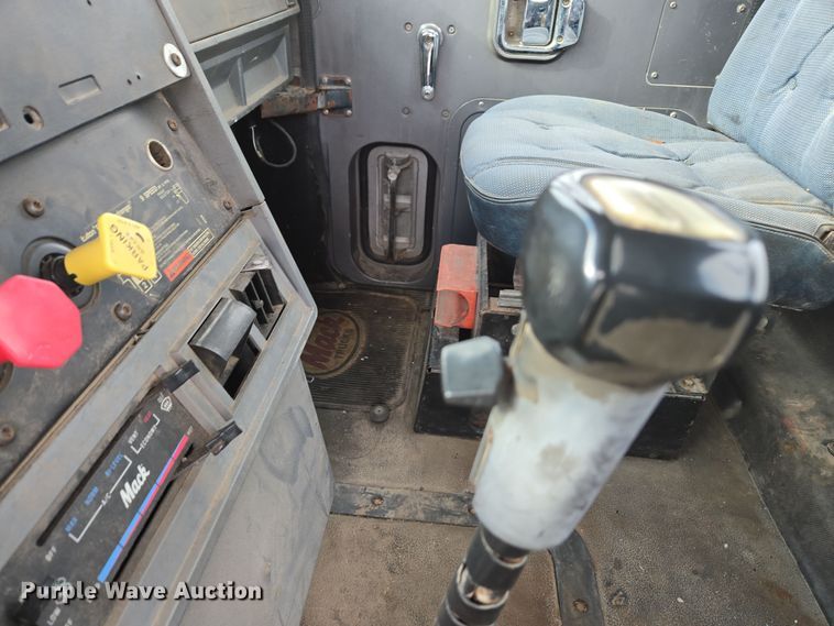 image for item EE7950 1992 Mack CH613 semi truck