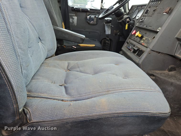 image for item EE7950 1992 Mack CH613 semi truck