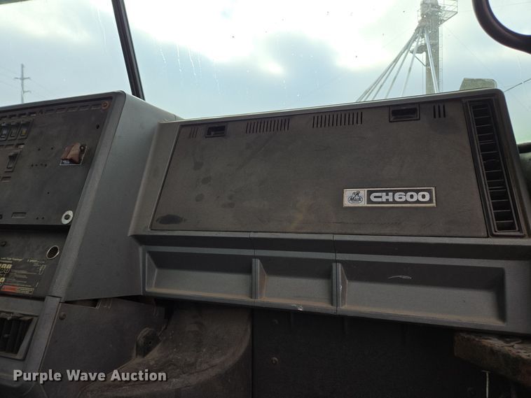 image for item EE7950 1992 Mack CH613 semi truck