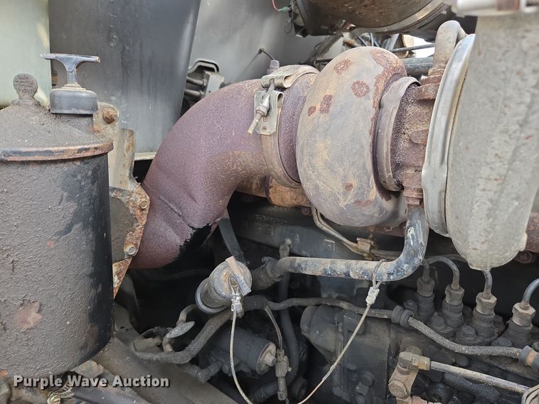 image for item EE7950 1992 Mack CH613 semi truck