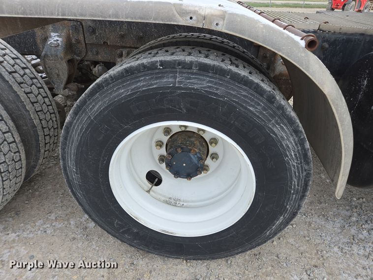 image for item EE7950 1992 Mack CH613 semi truck