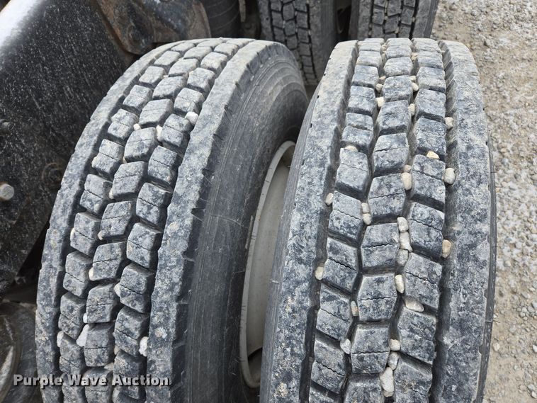 image for item EE7950 1992 Mack CH613 semi truck