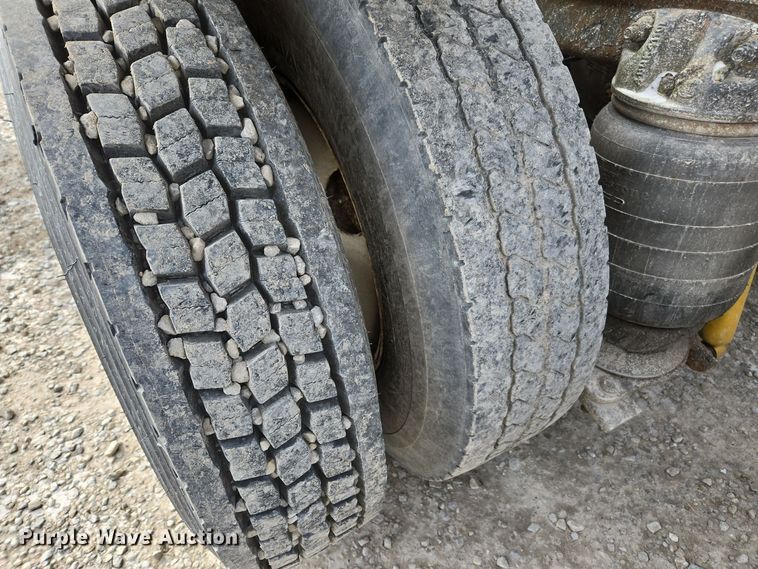 image for item EE7950 1992 Mack CH613 semi truck