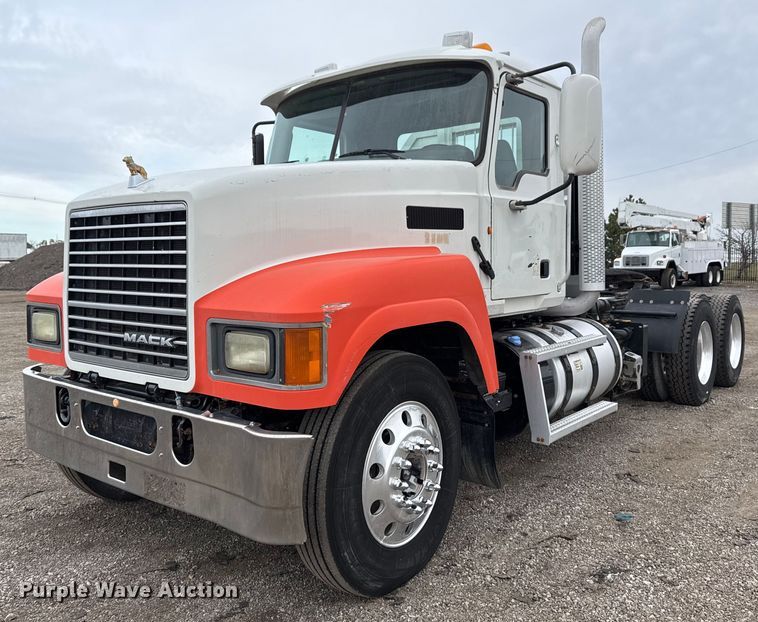 image for item EG2447 2012 Mack CHU613 semi truck