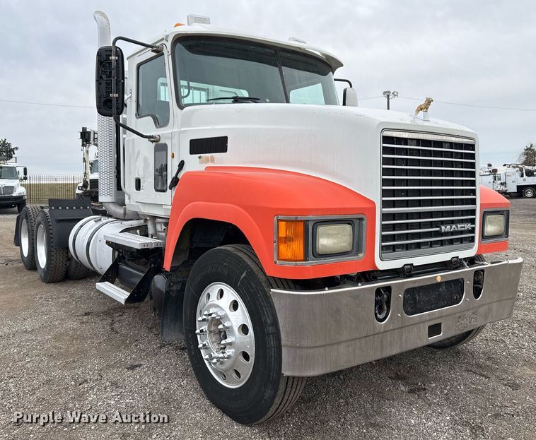 image for item EG2447 2012 Mack CHU613 semi truck